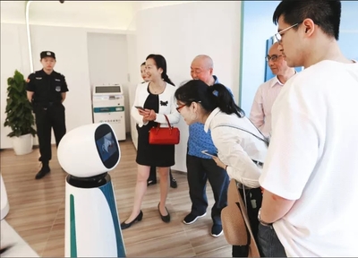 中国首家DIY智慧银行,机器人大堂经理带你玩转金融!